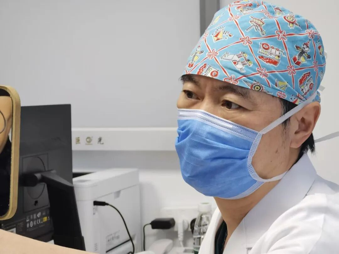 醫(yī)心向黨，“四好”先鋒 | 持柳葉尖刀鑄精誠醫(yī)魂，秉黨員初心擔(dān)健康使命——記中央和國家機關(guān)“四好”黨員靳小雷