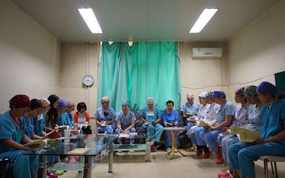 1581582550808.jpg 兩學(xué)一做 手麻支部進(jìn)行《兩學(xué)一做》學(xué)習(xí)研討.jpg