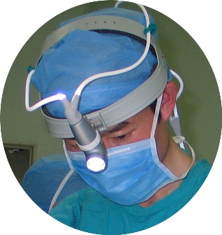 1582724900543.jpg 楊斌簡介照片1 聚精會神手術(shù)中.jpg