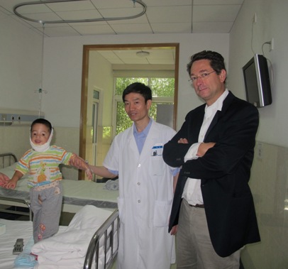 1582724954529.jpg 楊斌簡介照片4 楊斌-Arnaud教授訪問整形醫(yī)院-2012.jpg