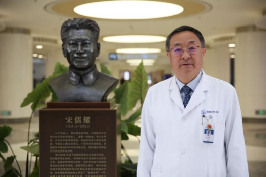 喜報(bào)｜我院蔣海越主任醫(yī)師榮獲院校2025年度突出貢獻(xiàn)獎(jiǎng)